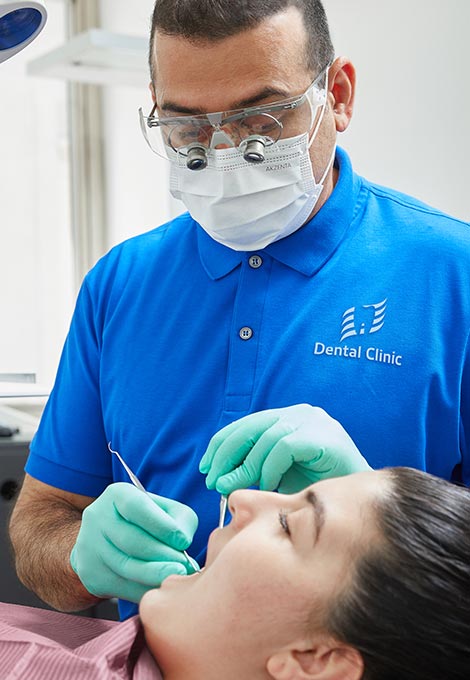 Dr Basir Hakimi bei der Arbeit in der Dental Clinic Biel
